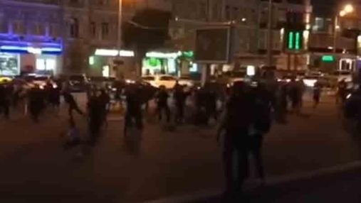 Футбольні фанати влаштували масову бійку у Києві: з'явилося відео сутичок 