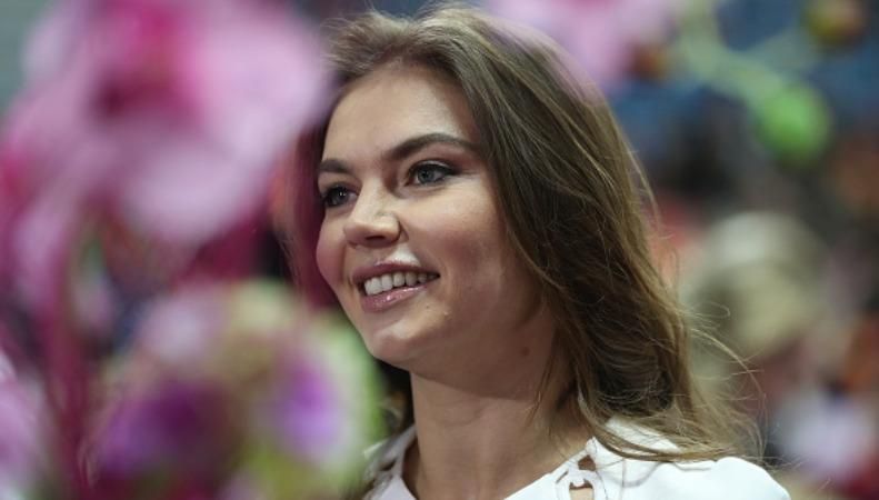 Кабаева, которой приписывают роман с Путиным, откровенным платьем соблазняла итальянцев: появили Кабаева, которой приписывают роман с Путиным, откровенным платьем соблазняла итальянцев: появили