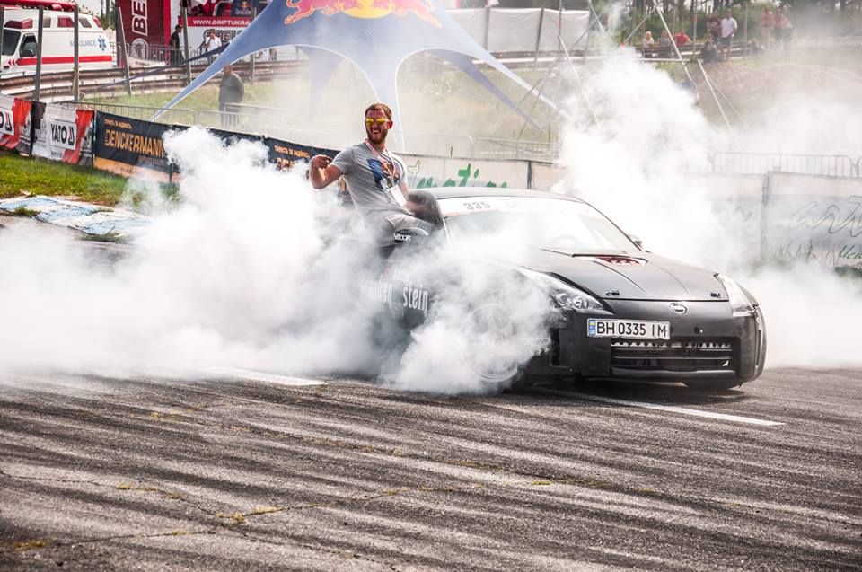 Хмари диму і море адреналіну: у Києві відбулися суперзмагання з дрифту Хмари диму і море адреналіну: у Києві відбулися суперзмагання з дрифту