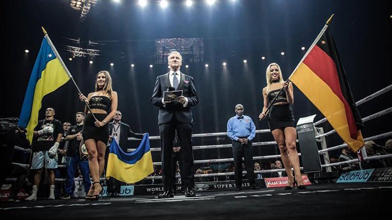 Як арена у Берліні надпатріотично співала гімн України перед боєм Усик – Хук: красномовне відео Як арена у Берліні надпатріотично співала гімн України перед боєм Усик – Хук: красномовне відео
