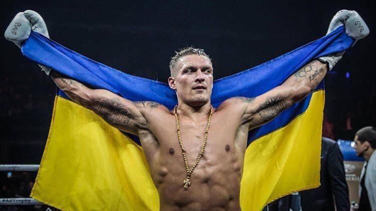 З'явилось фото Усика з роздягальні у компанії відомої українки З'явилось фото Усика з роздягальні у компанії відомої українки