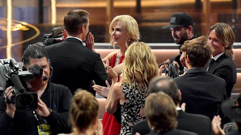 Николь Кидман поцеловала коллегу-актера на глазах у мужа на церемонии "Эмми": фото и видео