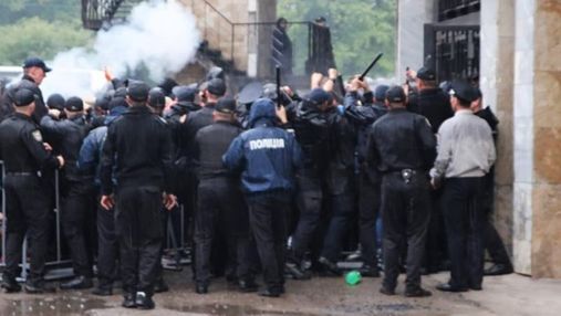 Футбольні вболівальники влаштували сутички з поліцією у Івано-Франківську: відео 