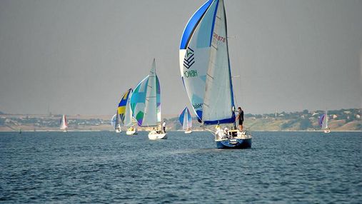 На Киевском водохранилище яхтмены устроили соревнования