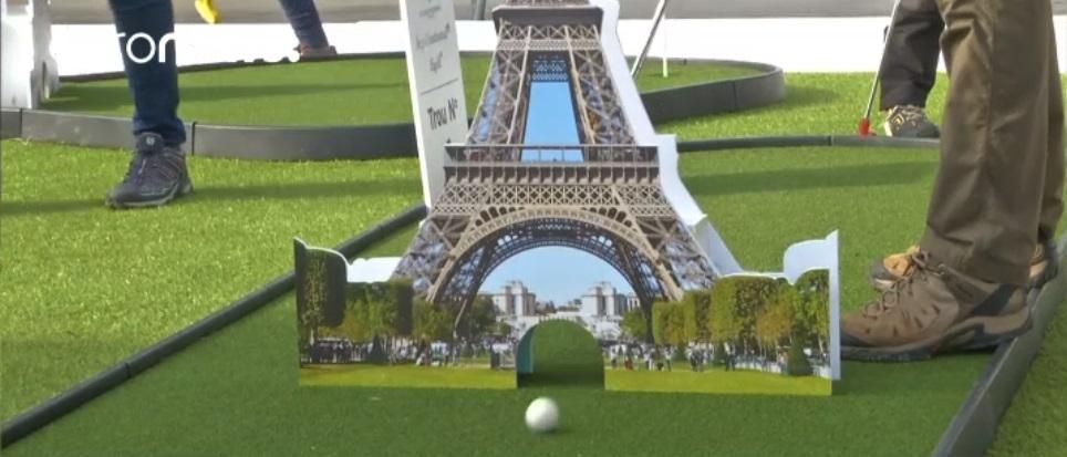 На Эйфелевой башне на высоте 57 метров теперь можно поиграть в гольф