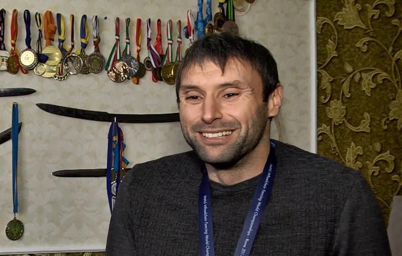 "Бронза", "золото", "серебро": паралимпийский чемпион по фехтованию привез в Украину новые медали "Бронза", "золото", "серебро": паралимпийский чемпион по фехтованию привез в Украину новые медали