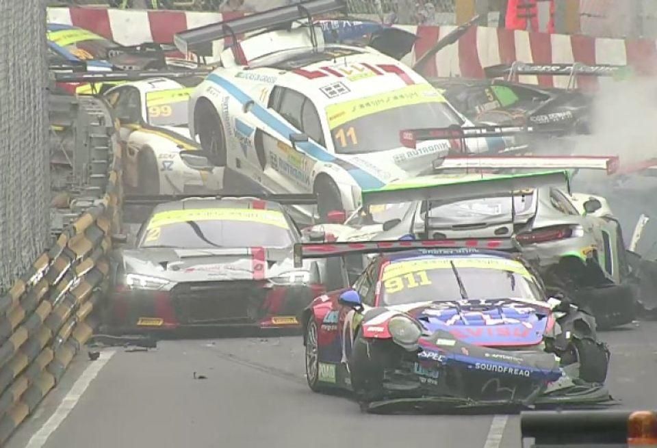 На гонках у Макао розбилося 16 спорткарів На гонках у Макао розбилося 16 спорткарів