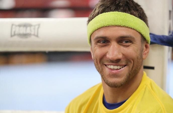 Ломаченко похвалився, як ганяє пустелею на елітному спорткарі Ломаченко похвалився, як ганяє пустелею на елітному спорткарі