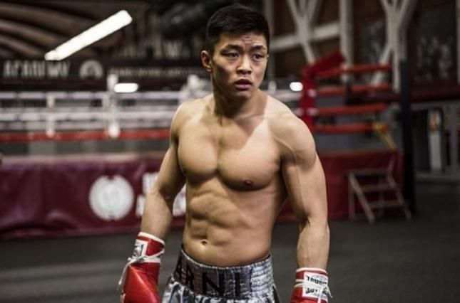 Украинский боксер эффектно нокаутировал россиянина в Москве Украинский боксер эффектно нокаутировал россиянина в Москве