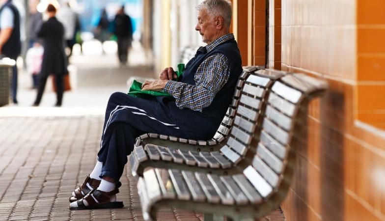 "Використав не за призначенням": пенсіонера оштрафували за відпочинок на зупинці