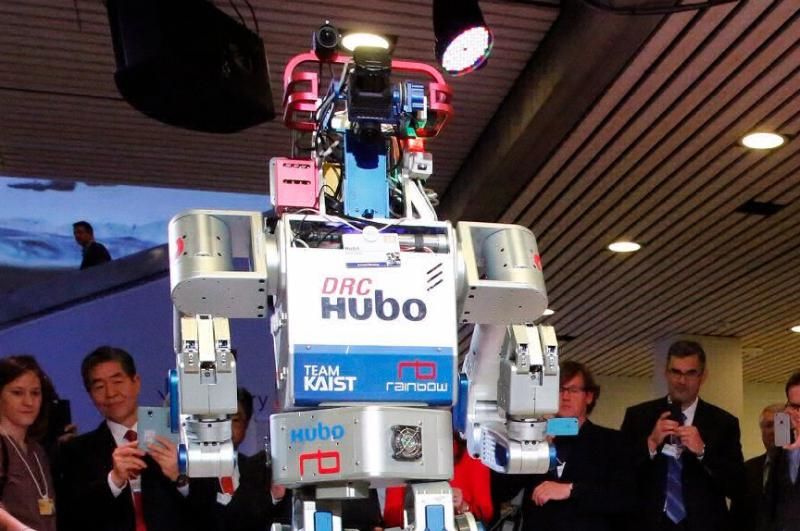 Олимпийский огонь на играх в Корее будет нести специальный робот-гуманоид