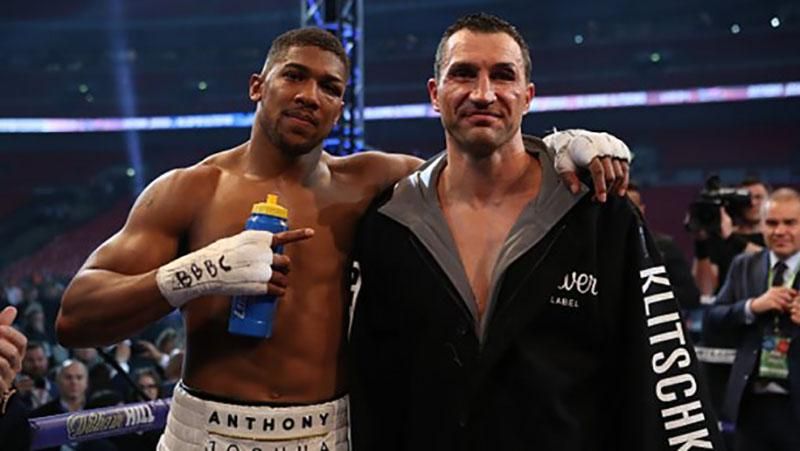 Владимир Кличко продал свой боксерский халат за немалую сумму Владимир Кличко продал свой боксерский халат за немалую сумму