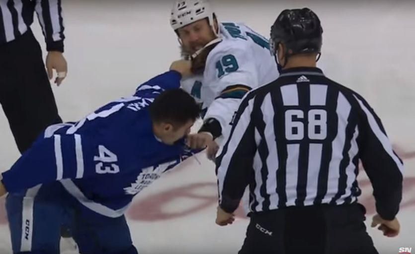 Хокеїст вирвав у суперника чималий шмат бороди: брутальне відео