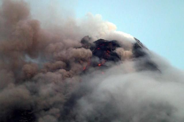 Вулкан Майон на Филиппинах начал извергать лаву: идет эвакуация