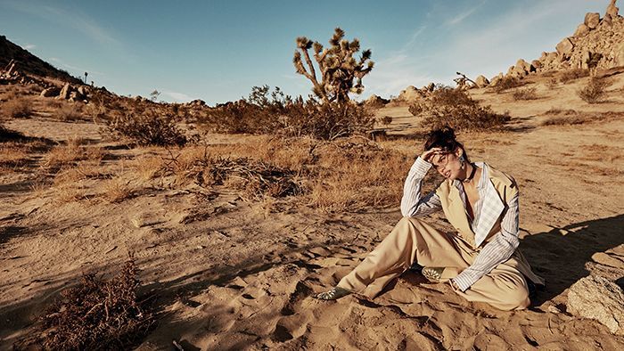 Чарівна Сара Сампайо стала обличчям Harper's BAZAAR: неймовірні фото серед пустелі