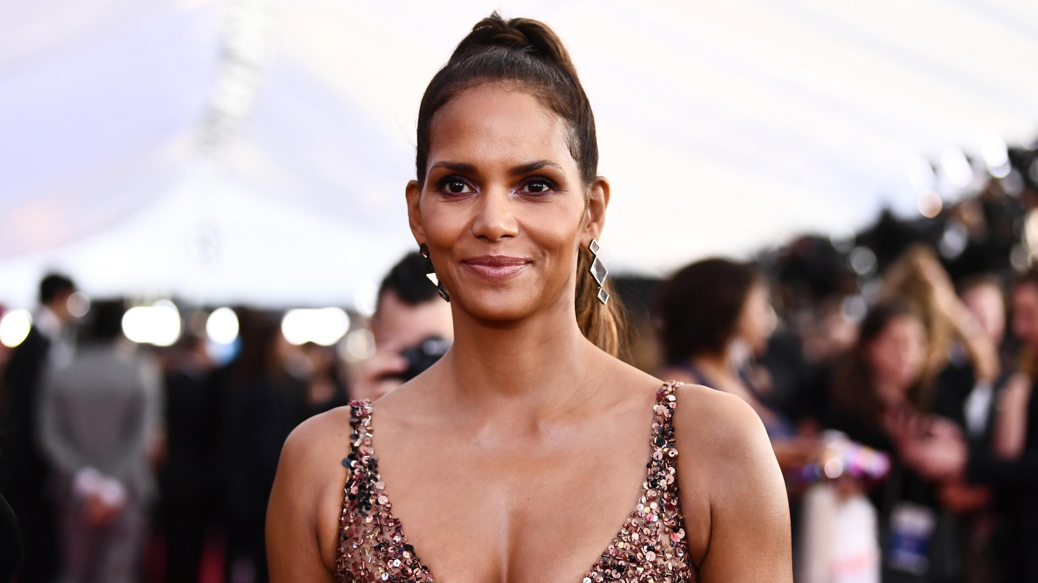 Холлі Беррі вразила накачаними м'язами і почала вести спортивний блог: відео Холлі Беррі вразила накачаними м'язами і почала вести спортивний блог: відео