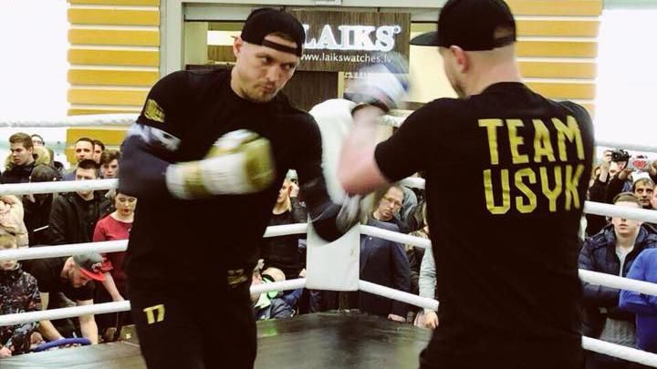 Відкрите тренування Усика спричинило справжній фурор у Ризі: відео Відкрите тренування Усика спричинило справжній фурор у Ризі: відео