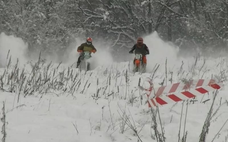 На Черкащині мотогонщики видовищно змагались у навичках зимової їзди: відео
