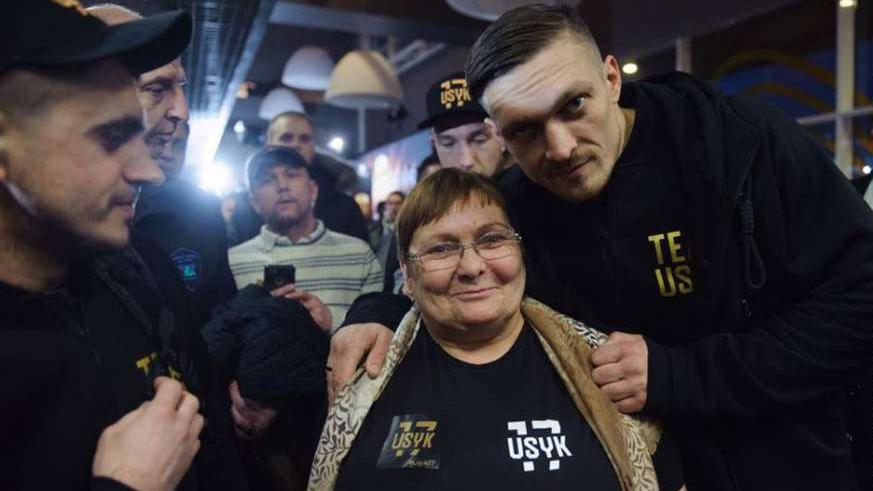 Усика попросили закончить с боксом: трогательное видео с мамой боксера
