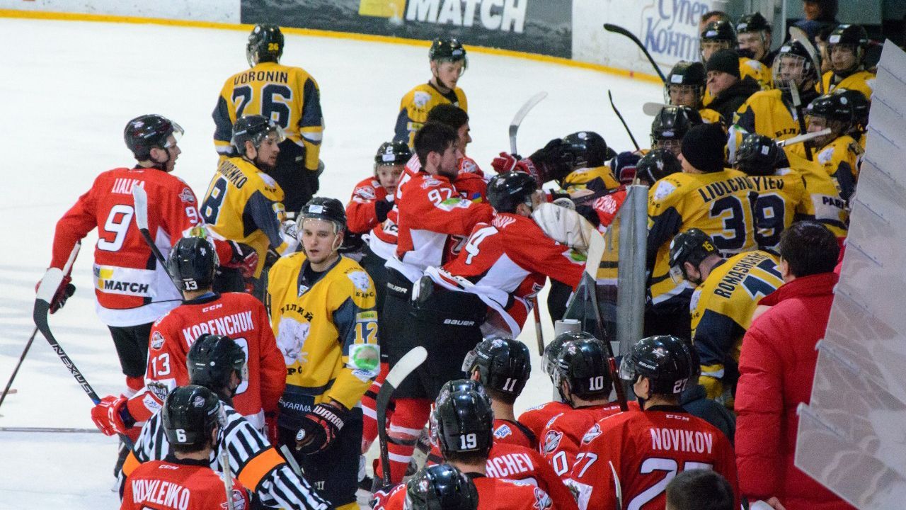 Українські хокеїсти влаштували масову бійку під час гри: фото, відео Українські хокеїсти влаштували масову бійку під час гри: фото, відео