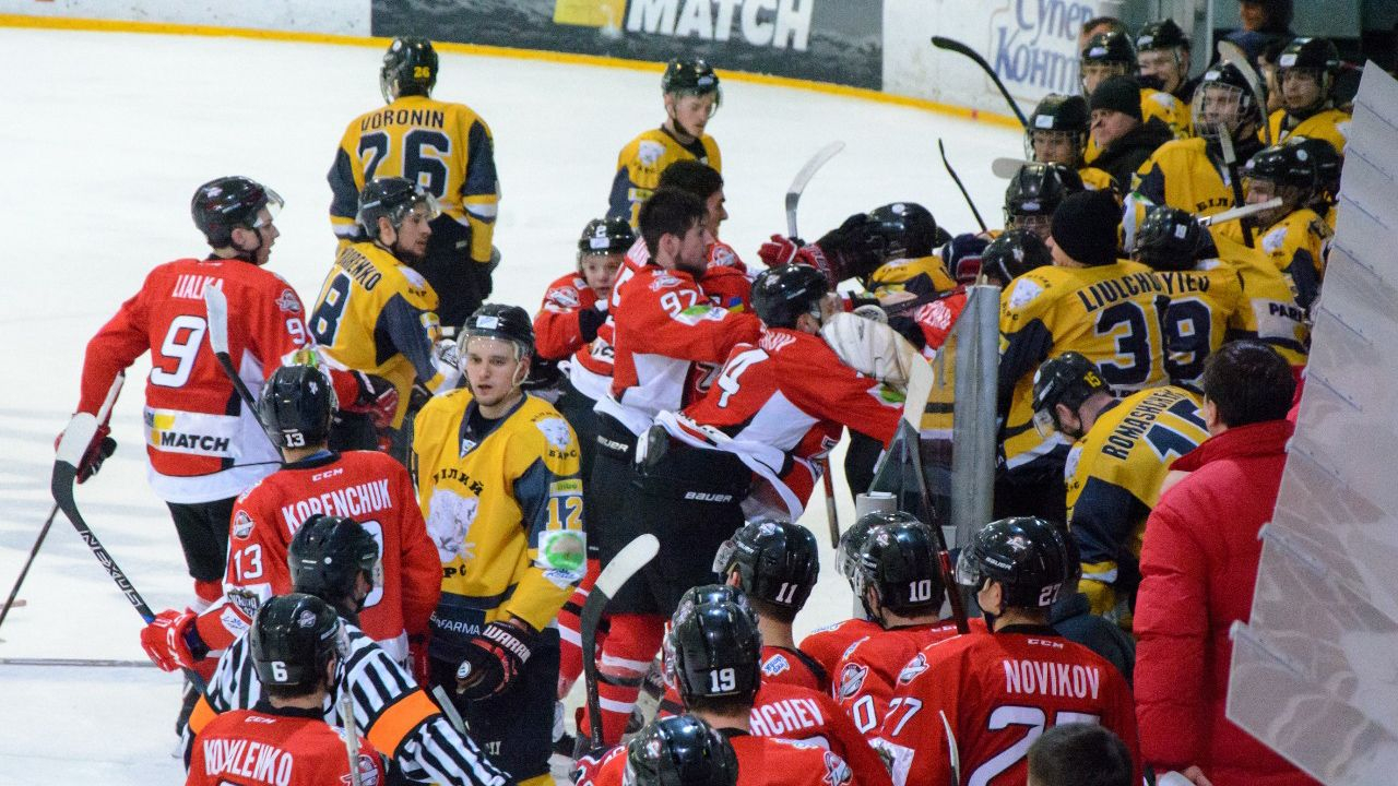 Украинские хоккеисты устроили массовую драку во время игры: фото, видео