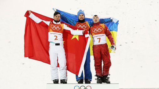 Олімпійський чемпіон Олександр Абраменко обмінявся теплими обіймами з іншими призерами Олімпіади