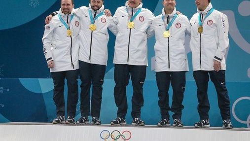 Олімпіада-2018: на нагородженні переможців з керлінгу сталась курйозна помилка