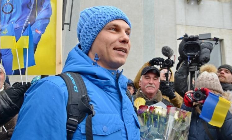 Цветы, объятия и овации: как олимпийского чемпиона Абраменко встречали в Николаеве