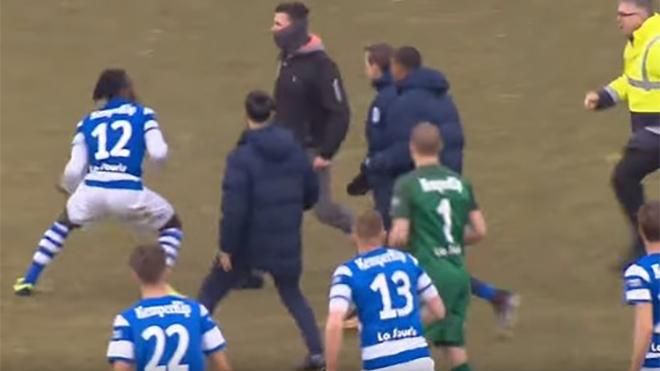 Футбольний матч у Нідерландах завершився грандіозною бійкою: відео Футбольний матч у Нідерландах завершився грандіозною бійкою: відео