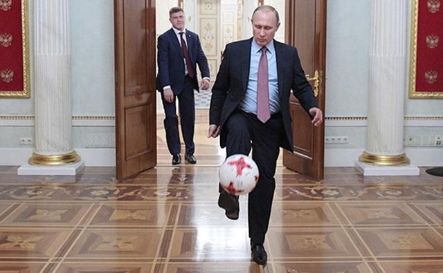 Путин в ролике к ЧМ-2018 поиграл в футбол в Кремле с президентом ФИФА: видео
