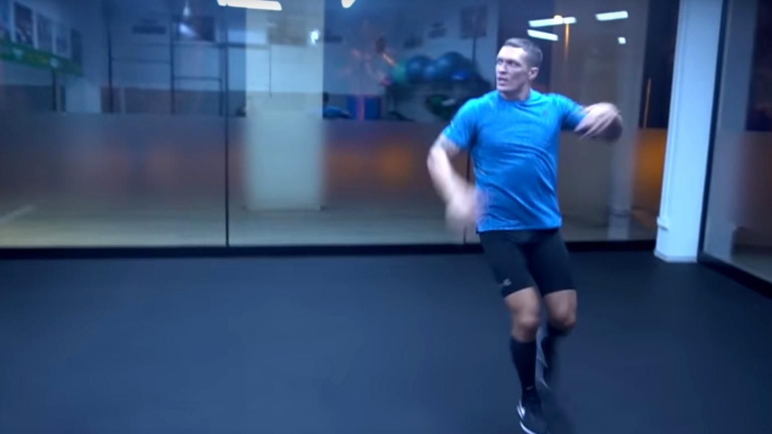 Усик зажигательными танцами под Лободу готовится к бою с Гассиевым: смешное видео Усик зажигательными танцами под Лободу готовится к бою с Гассиевым: смешное видео