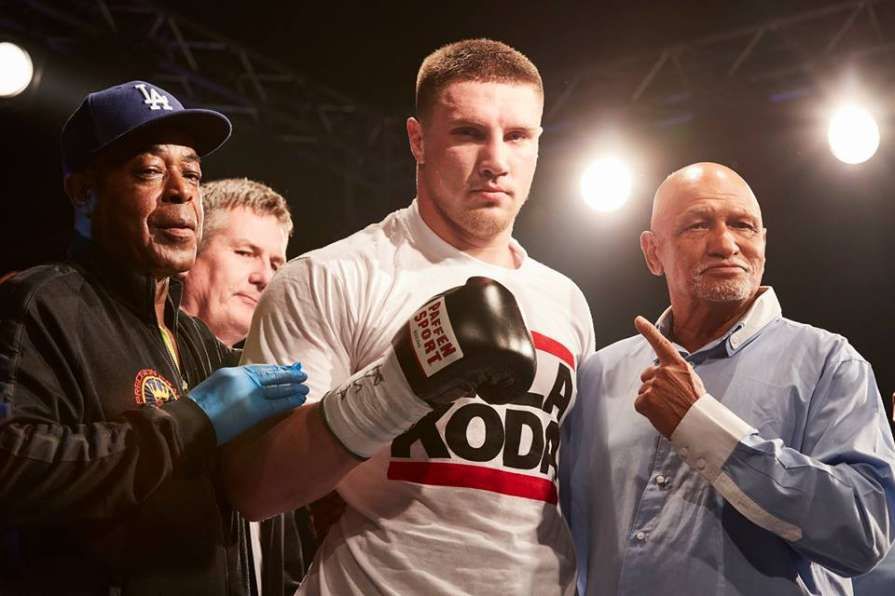 Украинский боксер одержал победу нокаутом в первом раунде: видео Украинский боксер одержал победу нокаутом в первом раунде: видео