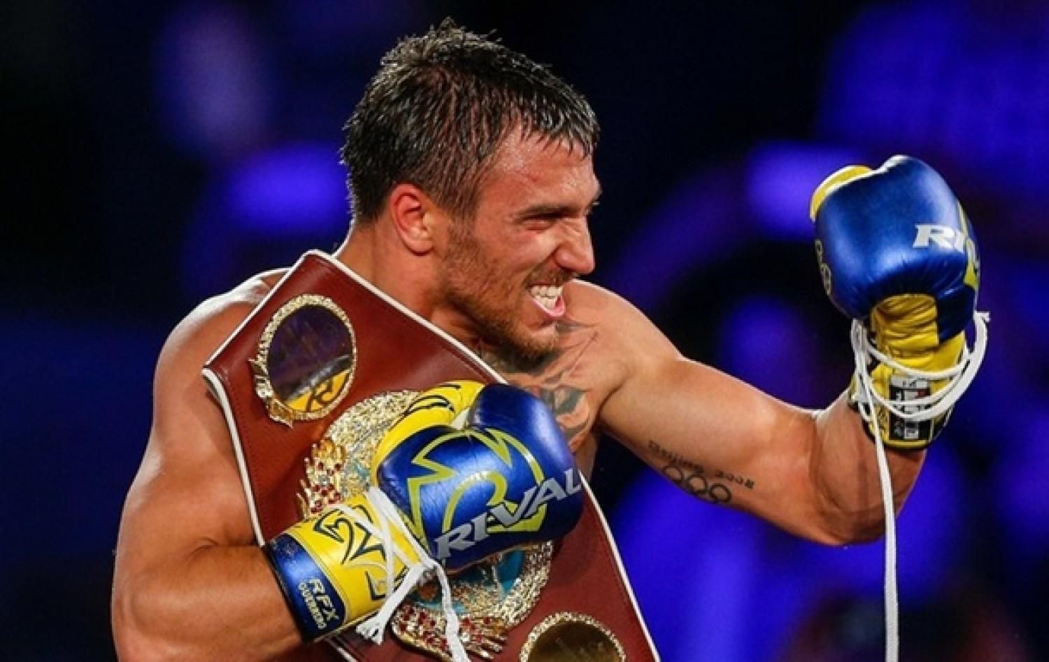 Ломаченко подарил свои боксерские перчатки знаменитому футболисту Ломаченко подарил свои боксерские перчатки знаменитому футболисту