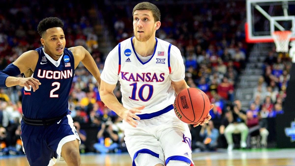 Українець Михайлюк допоміг Канзасу пробитись до фіналу чотирьох NCAA Українець Михайлюк допоміг Канзасу пробитись до фіналу чотирьох NCAA