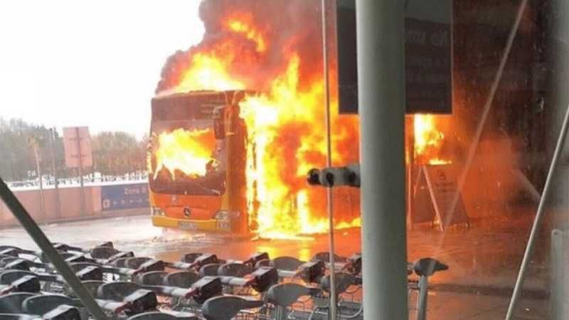 В аэропорту Лондона горел автобус: более 100 рейсов отменили, люди пешком шли с аэродрома