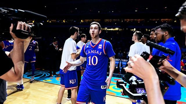Баскетбол: клуб украинца Михайлюка не сумел выйти в финал NCAA