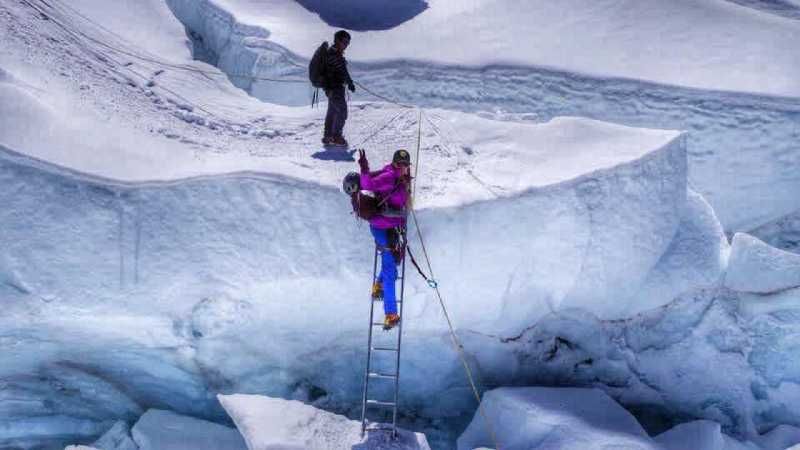 Украинка, которая покорила Эверест, прошла опасный ледопад в Гималаях: яркие фото