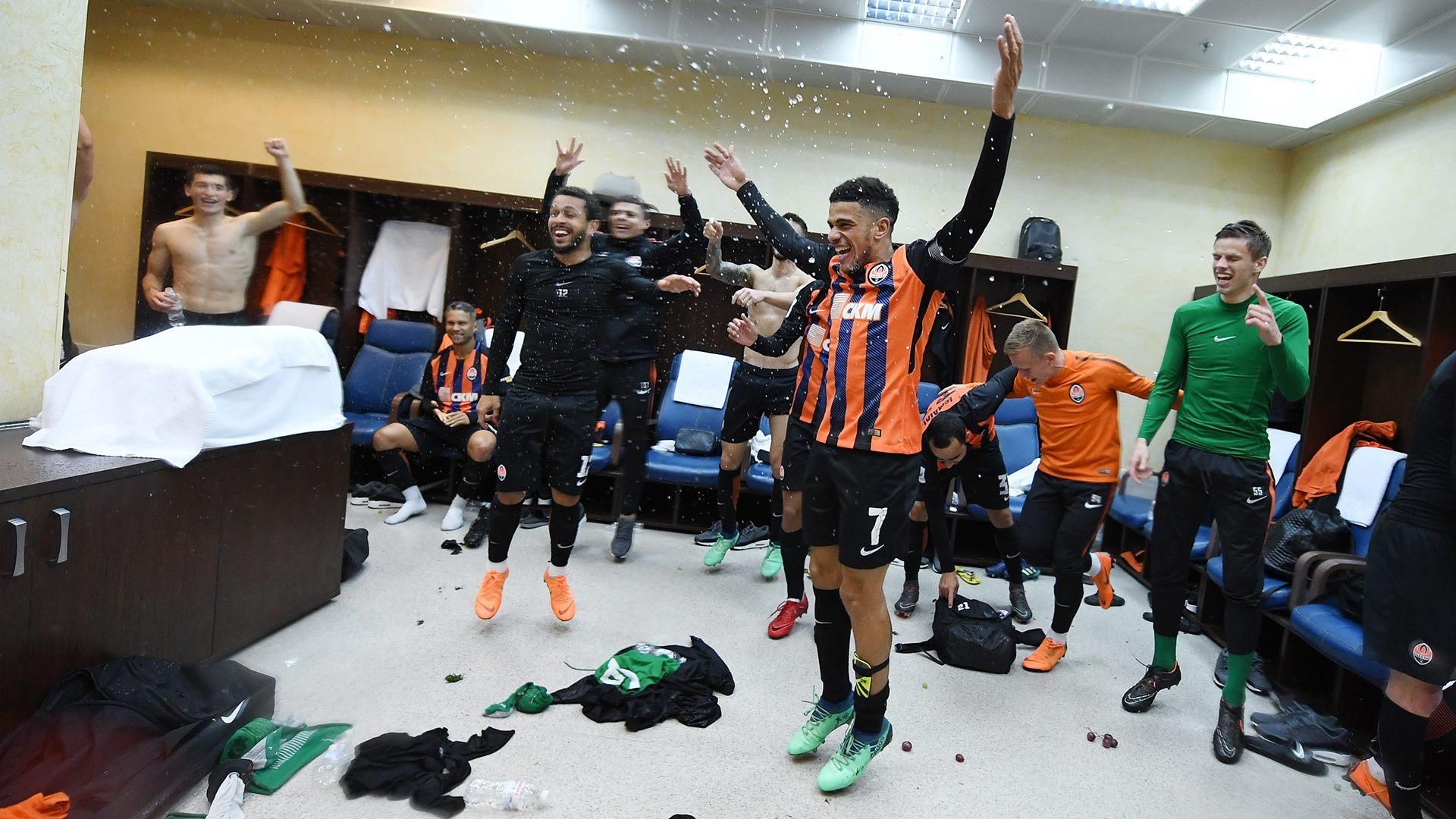 Як "Шахтар" відсвяткував чемпіонство: фото та відео з роздягалки команди Як "Шахтар" відсвяткував чемпіонство: фото та відео з роздягалки команди