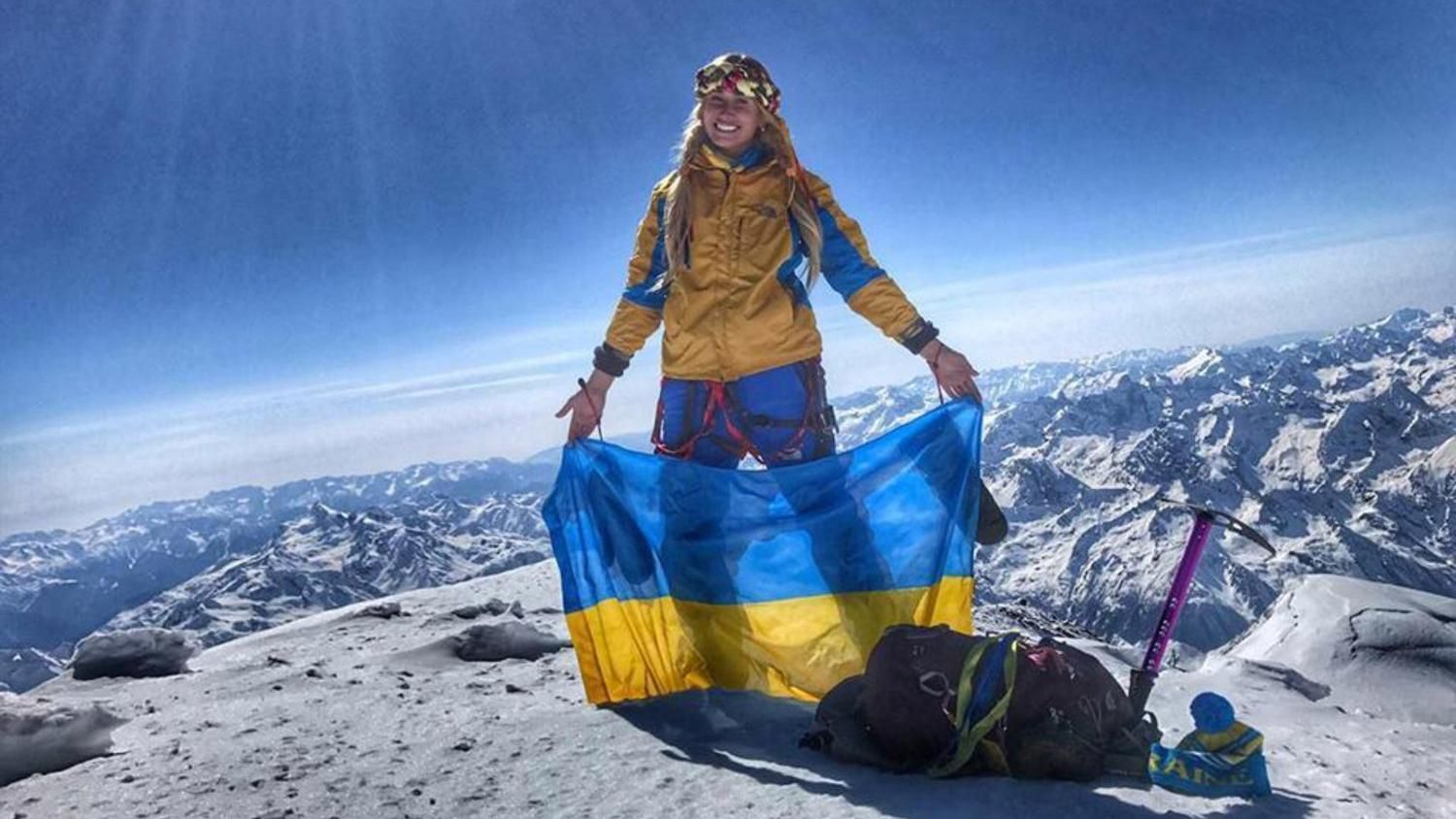 Українка із шарфом "Динамо" піднялася на висоту 8300 метрів: відео