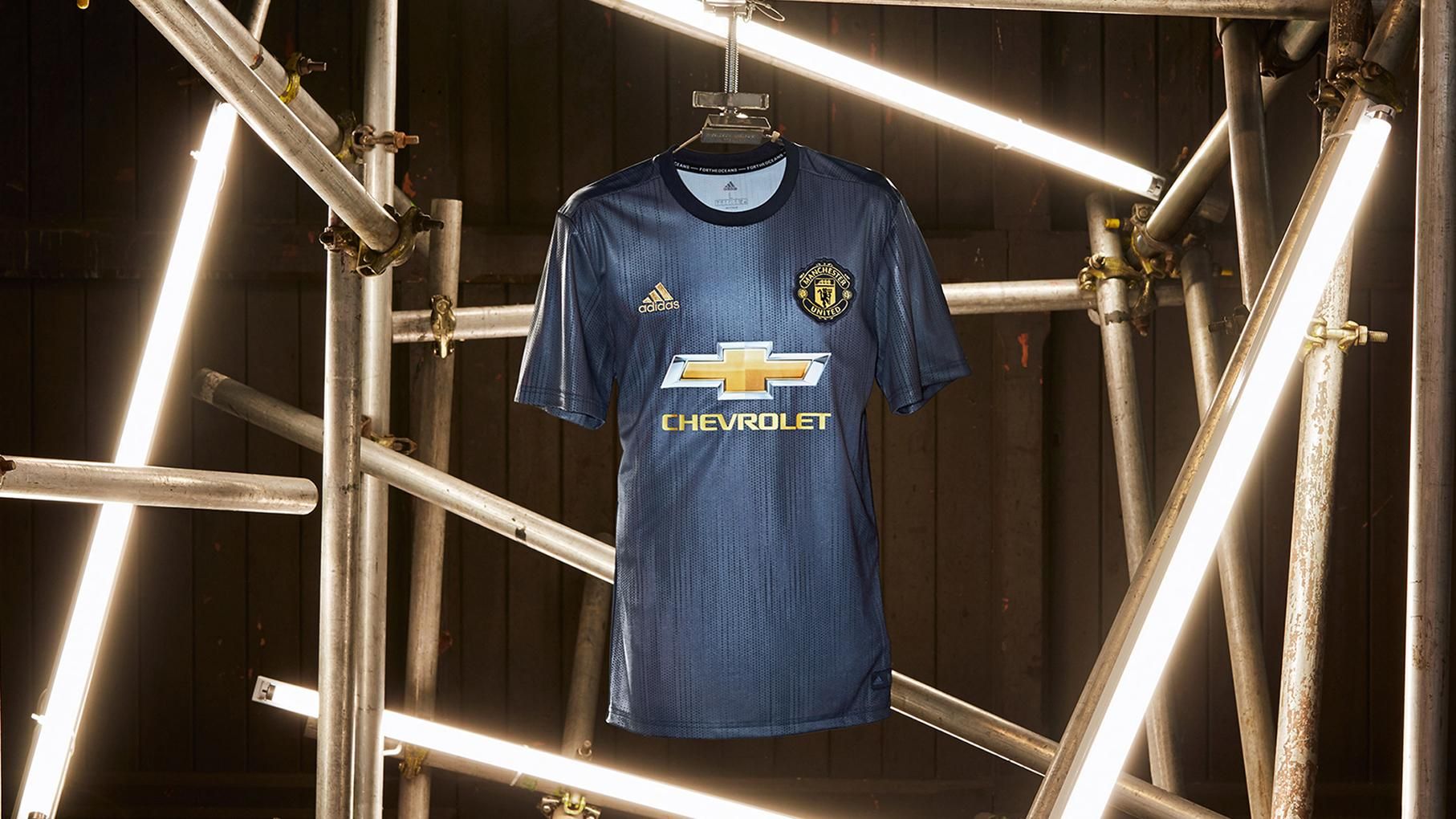 Adidas створила футбольну форму з переробленого океанічного пластику Adidas створила футбольну форму з переробленого океанічного пластику