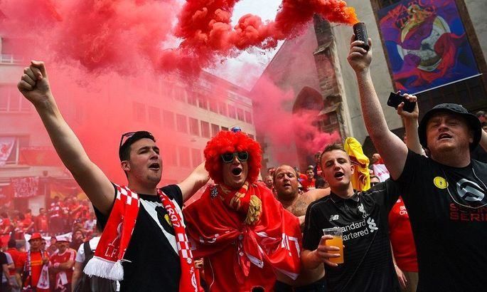 Як фанати "Ліверпуля" божеволіли у літаку по дорозі на матч: відео Як фанати "Ліверпуля" божеволіли у літаку по дорозі на матч: відео