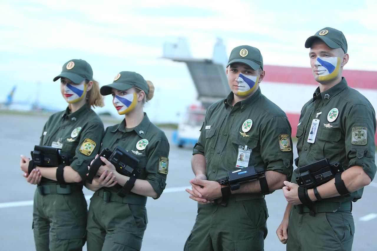 Як прикордонники з розфарбованими обличчями зустрічали у Києві "Реал" та "Ліверпуль": фото Як прикордонники з розфарбованими обличчями зустрічали у Києві "Реал" та "Ліверпуль": фото