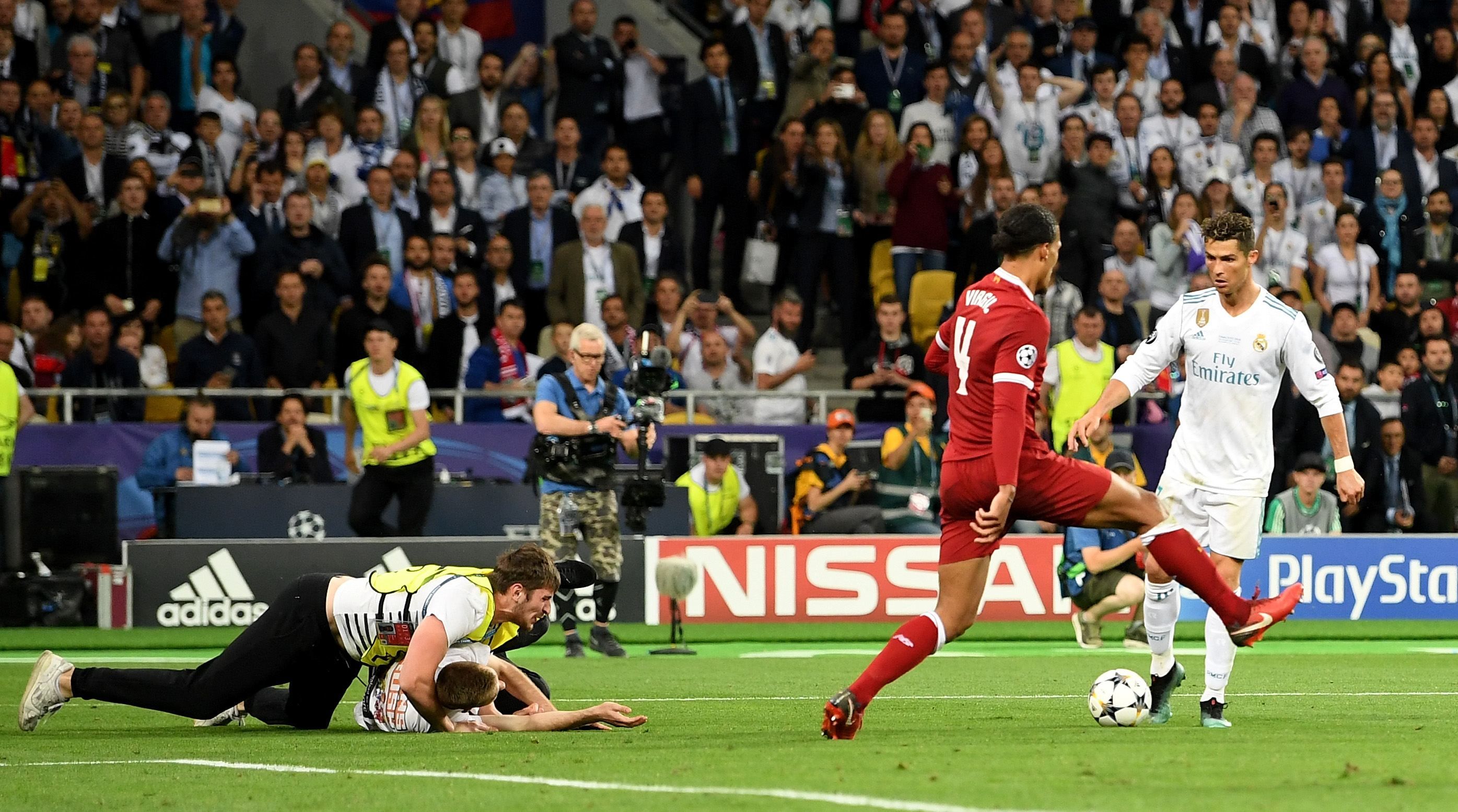 Во время финала Лиги чемпионов на поле выбежал фанат: фото Во время финала Лиги чемпионов на поле выбежал фанат: фото