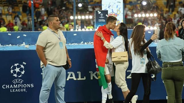 Девушка Роналду поздравила его с победой в Лиге чемпионов страстным поцелуем: фото