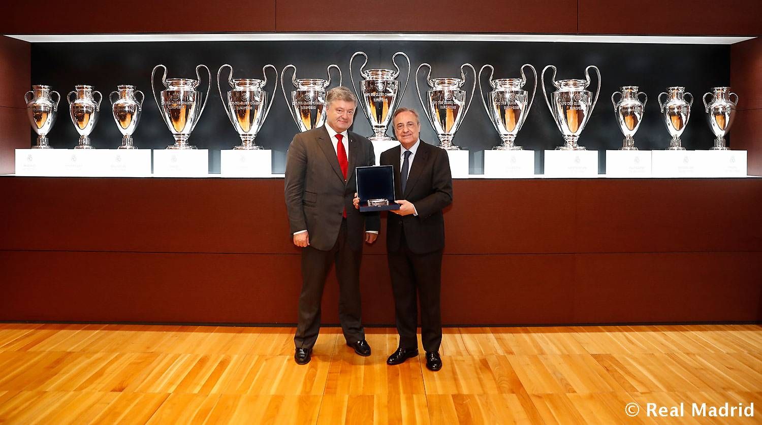 Порошенко получил подарок от президента "Реала" и посетил знаменитый стадион