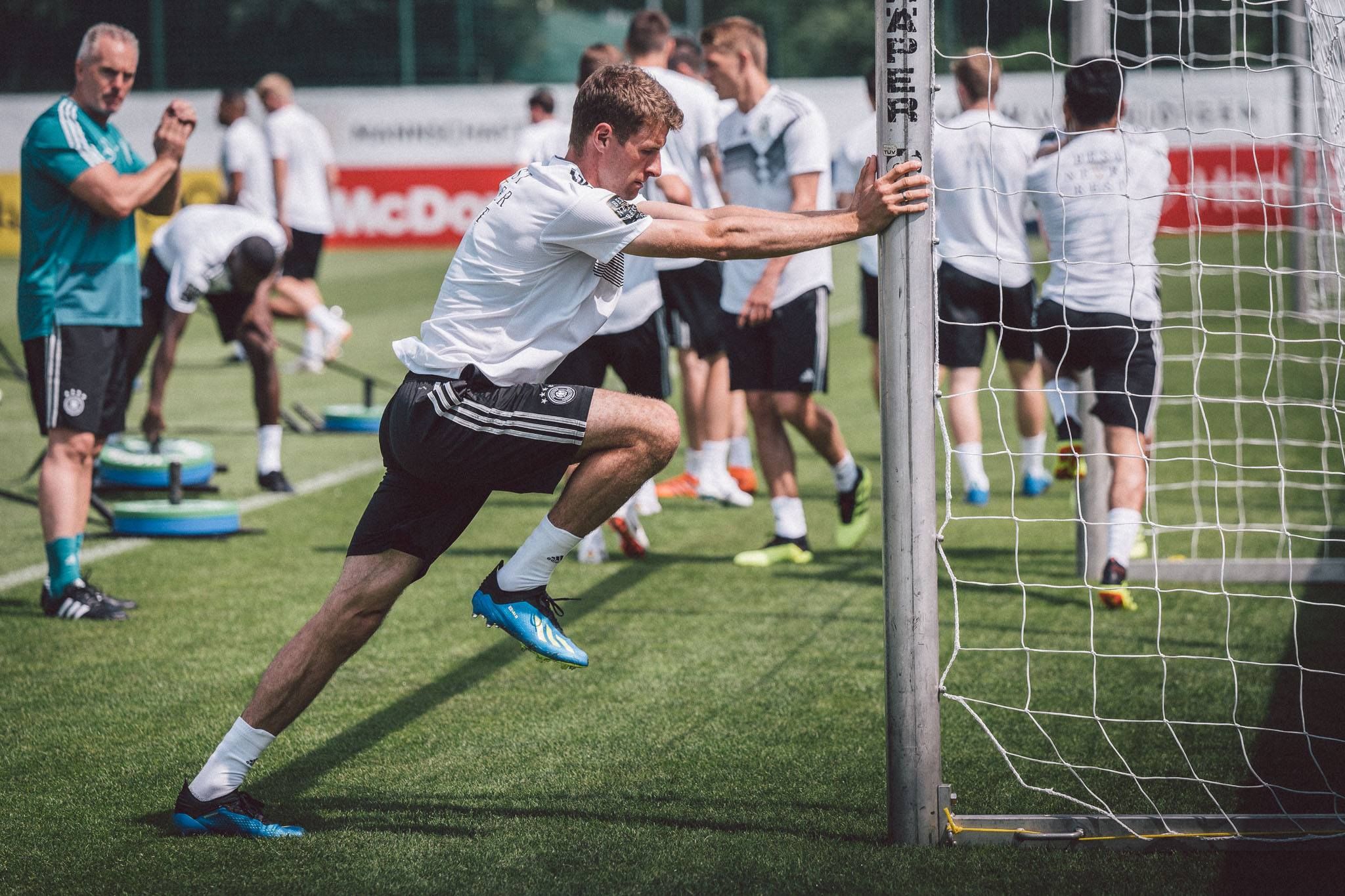 Меркель вимуштрувала футболістів збірної перед поїздкою в Росію: деталі Меркель вимуштрувала футболістів збірної перед поїздкою в Росію: деталі