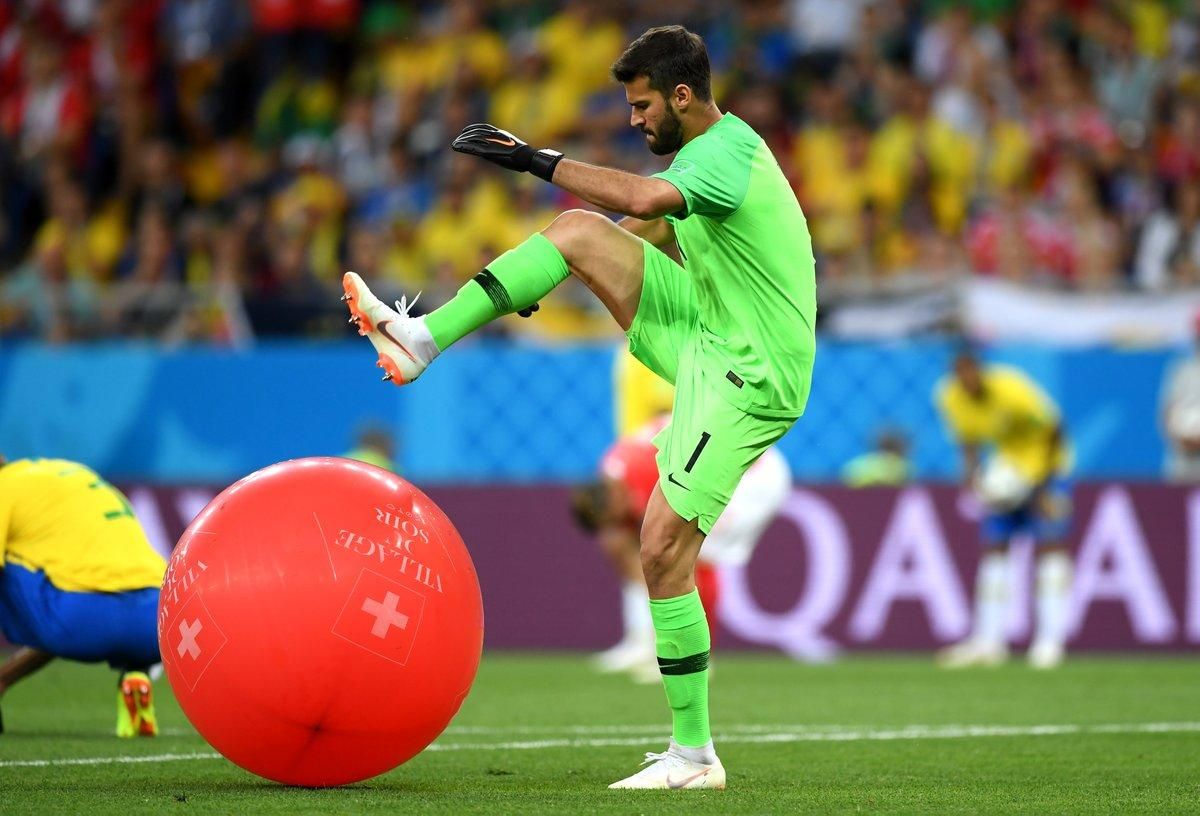 Воротар збірної Бразилії проткнув на полі повітряну кульку. Тепер це мем