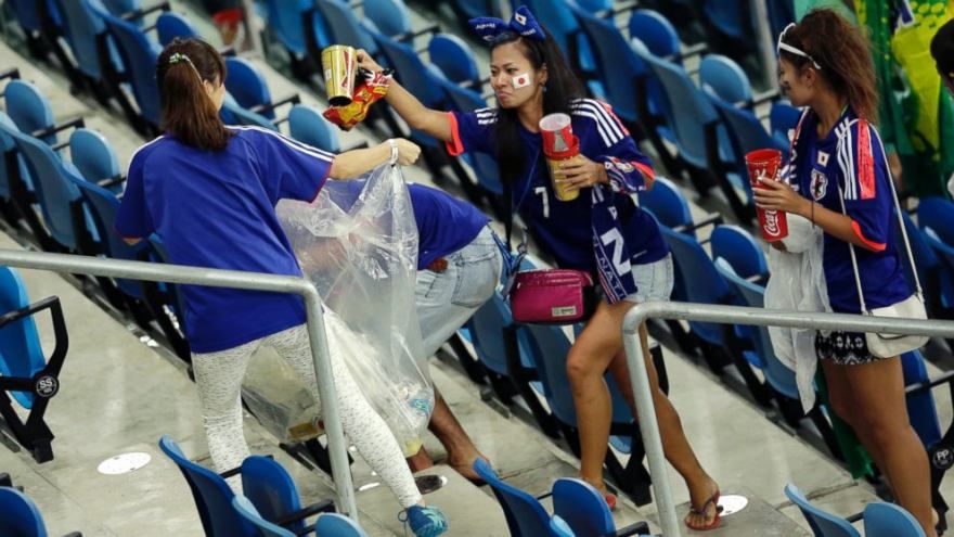 Фанати Японії та Сенегалу навели порядок на стадіонах