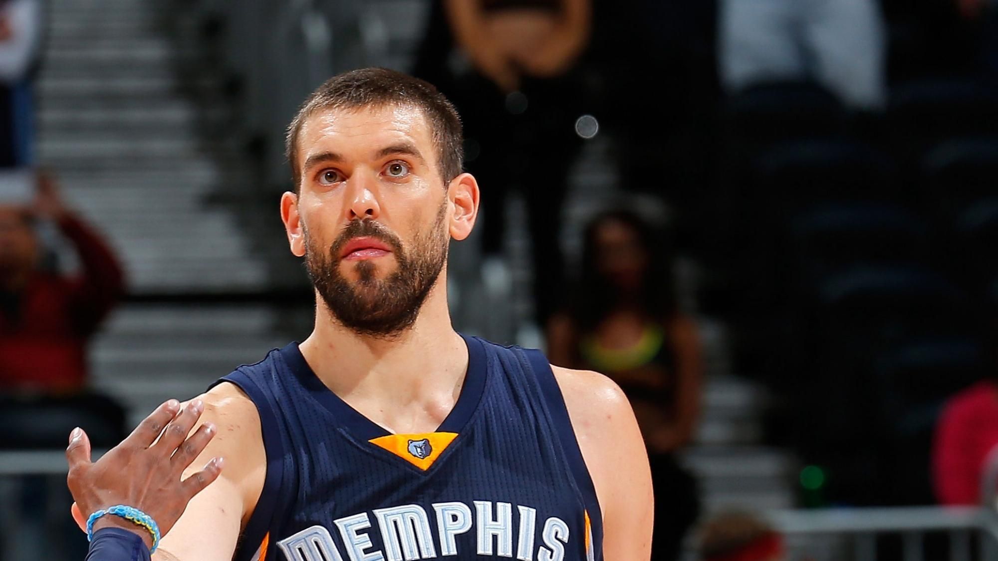 Баскетболист НБА спас беженку в Средиземном море Баскетболист НБА спас беженку в Средиземном море