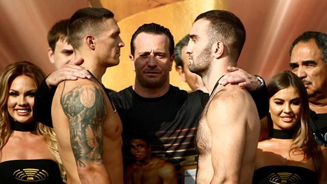 Усик та Гассієв показали однакову вагу на зважуванні та провели дуель поглядами: відео Усик та Гассієв показали однакову вагу на зважуванні та провели дуель поглядами: відео